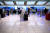 미국 메릴랜드주 볼티모어 워싱턴 국제공항에서 23일(현지시간) 한 여성이 전신 방역복을 입고 탑승수속을 하고 있다. AFP=연합뉴스
