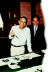 고 이병철 삼성창업주와 이건희 삼성 회장이 1980년 삼성본관 집무실에서 함께 사진을 촬영하고 있다.