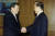 김영삼 대통령이 1996년 청와대에서 이건희 신임 IOC위원(삼성회장)의 예방을 받고 오찬에 앞서 악수를 나누고있다. [중앙포토]