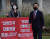 주호영 국민의힘 원내대표(오른쪽)와 배현진 의원은 서해상 실종 공무원에 대한 북한군 총격 사망 사건과 관련, 청와대 앞에서 문재인 대통령의 해명을 촉구하는 시위를 벌였다. / 사진:오종택 기자