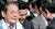 2011년 7월 남아공 더반에서 2018년 평창 동계올림픽 유치가 발표되는 순간 故 이건희 삼성 회장이 이명박(오른쪽) 전 대통령과 인사하며 눈물을 보이고 있다. [중앙포토]