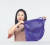 사회적 기업 ‘아트임팩트’에서 나온 가방을 소개하는 지현쌤. 이 가방은 버려진 페트병 9개로 만들어졌다. [소중TV 영상 캡처]