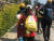 지난해 제주 유채꽃 걷기대회 참가자들이 서귀포시 산책로를 따라 걷고 있다. 최충일 기자