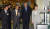 2003년 7월 방한한 토니 블레어(왼쪽에서 세번째) 당시 영국 총리가 한국과 영국의 합작기업인 삼성홈플러스 영등포점을 방문해 삼성전자 윤종용 전 부회장(왼쪽에서 두번째), 이승환 전 삼성테스코 사장(왼쪽)의 안내로 매장을 둘러보고 있다. 중앙포토