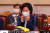 추미애 법무부 장관이 26일 오전 서울 여의도 국회에서 열린 법제사법위원회의 법무부, 대법원 등에 대한 국정감사에서 마스크를 만지고 있다. 뉴스1 