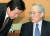 2001년 당시 한나라당 의원총회 도중 대화하고 있는 이회창 총재(오른쪽)와 김무성 원내 부총무.