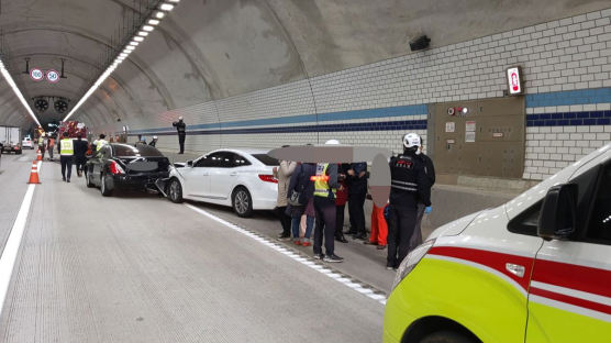 서울양양고속도로 서면6터널 내 6중 추돌사고…9명 부상