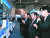 고(故) 이건희 삼성 회장(오른쪽 둘째)이 생전인 2004년 선진 제품 비교전시회에서 디지털TV에 대한 설명을 듣고 있다. 왼쪽은 이학수 당시 부회장, 오른쪽은 최지성 당시 사장. [사진 삼성전자]