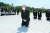 김종인 미래통합당(현 국민의힘) 비상대책위원장이 8월 19일 오전 광주 북구 국립5·18민주묘지에서 무릎 꿇고 참배하고 있다. 뉴스1