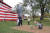 25일(현지시간) 미국 펜실베이니아 서부 라트로브의 '트럼프 하우스'를 방문한 지지자들이 대형 트럼프 사진 앞에서 기념 촬영을 하고 있다. [김구슬 JTBC PD]