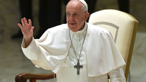 프란치스코 교황, 문 대통령에게 친필 메시지 "평화 위해 기도"