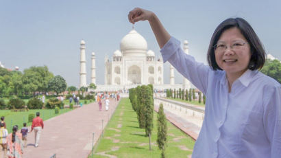 “대만 국경절 축하” 청천백일기 中대사관 옆에 보란듯 건 인도