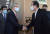 김무성 전 새누리당 대표(오른쪽)와 김종인 국민의힘 비대위원장이 10월 8일 마포포럼에서 만나 악수하고 있다. / 사진:오종택 기자