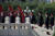 시진핑 중국 국가주석(왼쪽 다섯째)과 정치국 상무위원들이 지난달 30일 천안문 광장의 인민영웅기념비에 헌화하고 있다. 중국 수뇌부는 미국의 전방위 공세를 내부 단결의 동력으로 삼고 있다. [EPA=연합뉴스]