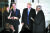 에이미 배럿 신임 대법관이 26일(현지시간) 백악관에서 도널드 트럼프 대통령과 남편 제시 배럿(왼쪽 둘째)이 지켜보는 가운데 클래런스 토머스 대법관 앞에서 선서하고 있다. [AFP=연합뉴스]