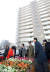 김현미 국토교통부장관(왼쪽 세번째)이 2017년 12월 경기도 성남시 여수지구에 있는 공공임대주택을 살펴보고 있다. ［뉴스1］