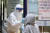 27일 오전 서울 성동구 성수고등학교에 마련된 신종 코로나바이러스 감염증(코로나19) 임시 선별진료소에서 의료진이 학생들을 대상으로 검체 채취를 하고 있다. 뉴스1