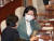 추미애 법무부장관이 29일 국회 본회의장에서 서영교 더불어민주당 의원과 이야기를 나누고있다. 오종택 기자