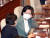 추미애 법무부 장관이 29일 국회 본회의장에서 더불어민주당 서영교 의원과 대화하고 있다.오종택 기자