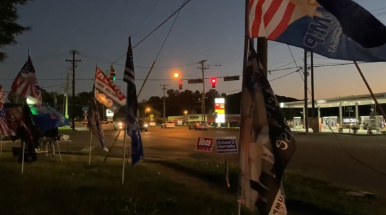 26일(현지시간) 미국 노스캐롤라이나의 중소도시 개스토니아 곳곳에 트럼프 대통령을 지지하는 깃발들이 나부끼고 있다. [이광조 JTBC 영상기자]