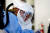 미국 사우스다코다주 수 폴스의 의료진이 드라이브 스루 검사소에서 코로나19 검사를 진행하고 있다.로이터=연합뉴스