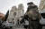 29일 참극이 발생한 니스 노트르담 대성당 앞을 무장 군인이 지키고 있다. [로이터=연합뉴스]