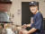 임재영 CGV 광주첨단점 바리스타가 손님에게 판매할 커피를 만들고 있다. 중증장애인인 임씨는 직업상담과 적응훈련을 통해 직장 생활에 안정적으로 적응했다. [사진 한국장애인개발원]