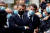 프랑스 에마뉘엘 마크롱 대통령(가운데 검은 마스크)이 29일 니스 현장에서 경찰 관계자의 브리핑을 듣고 있다. [AFP=연합뉴스]