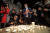 참사가 벌어진 프랑스 니스 노트르담 성당 앞에서 29일(현지시간) 시민들이 촛불을 밝혀 희생자들을 위로하고 있다. [AFP=연합뉴스]