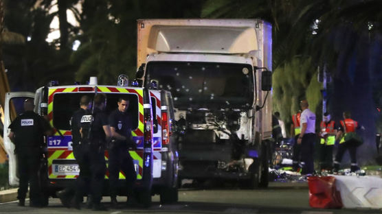 19t 트럭 돌진해 86명 사망···4년 만에 또 테러 당한 佛니스