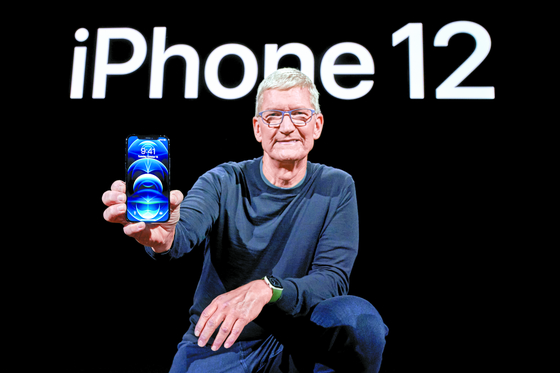 팀 쿡 애플 CEO가 아이폰12를 선보이고 있다. 로이터=연합뉴스