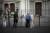 30일 프랑스 시민들이 테러 현장인 니스 노트르담 성당에 꽃을 갖다놓으며 애도를 표하고 있다. AP통신=연합뉴스
