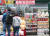 지난 2018년 11월 서울 중구 명동거리 한 상점 앞에서 빼빼로데이 상품을 구경 중인 외국인 관광객들. 연합뉴스