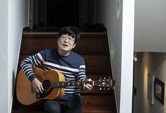 서울 반포동 자택에서 노래하는 김창완. 그가 가장 자주 서는 무대 중 하나다. 권혁재 사진전문기자