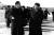 1958년 북한에 주둔중이던 중국 인민지원군 철수 문제를 논의하기 위해 평양공항에 도착한 저우언라이(왼쪽) 중국 총리를 김일성(오른쪽) 북한 수상이 영접하고 있다. [트위터 캡처]