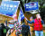 10월 28일 미국 텍사스주 애빌린에서 트럼프와 바이든 지지자가 나란히 모여 선거운동을 펼치고 있다. AP=연합뉴스 