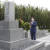 아베 신조 전 일본 총리가 1일 야마구치(山口)현 나가토(長門)에 있는 선친 묘소를 참배하고 있다.  연합뉴스
