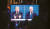 지난달 22일(현지시간) 미국 캘리포니아주 웨스트 할리우드의 시민들이 도널드 트럼프 대통령(왼쪽)과 민주당 조 바이든 후보의 두 번째 대선 토론회를 지켜보고 있다. 연합뉴스