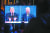 지난달 22일(현지시간) 미국 캘리포니아주에서 시민들이 도널드 트럼프 미국 대통령과 조 바이든 민주당 후보의 마지막 TV토론을 지켜보고 있다. [EPA=연합뉴스]