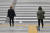 정부가 '사회적 거리두기'를 기존의 3단계에서 5단계로 세분화하겠다고 밝힌 1일 오후 서울 종로구 광화문 인근에서 시민들이 거리를 두고 서 있다. 연합뉴스