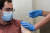 이스라엘 예루살렘에서 한 코로나19 백신 시험 자원자가 백신 접종을 하고 있다. 신화=연합뉴스