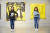 김나원(왼쪽) 학생기자‧김윤아 학생모델이 바스키아의 생애와 작품 세계를 한눈에 살펴보기 위해 전시장을 찾았다.