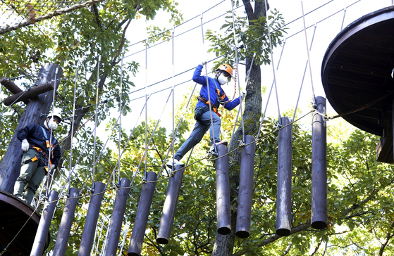 평소 높은 곳을 무서워하지만 한현 학생기자는 흔들리는 통나무다리 ‘정글스윙브릿지’에 용감하게 도전했다.