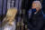 조 바이든 민주당 대선 후보가 2일 펜실베이니아주 피츠버그에서 가수 레이디가가와 함께 무대에 올랐다. [AP=연합뉴스]