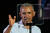 버락 오바마 전 대통령이 2일 민주당 대선 후보 막판 지원 유세에서 "파우치 소장은 트럼프 행정부 내에서 코로나 19를 심각하게 받아들이는 몇 안 되는 사람"이라고 말했다. [AFP=연합뉴스]