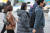 쌀쌀한 아침 날씨를 보인 지난 2일 오전 서울 종로구 광화문네거리에서 시민들이 발걸음을 재촉하고 있다. 연합뉴스