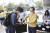 박상돈 천안시장(오른쪽)이 천안시청 현관 앞에서 마스크 의무 착용 캠페인을 벌이고 있다. [사진 천안시]