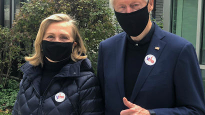 힐러리·빌 클린턴 부부도 투표 인증 "조 바이든에 투표했다"