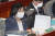 이정옥 여성가족부 장관이 5일 서울 여의도 국회에서 열린 예산결산특별위원회 전체회의에서 의원들 질의에 답변하고 있다. 오종택 기자