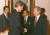 클린턴 미국 전 대통령이 아칸소주지사 시절인 1988년 통상 사절단을 이끌고 청와대를 방문해 노태우 당시 대통령과 악수를 나누고 있다. [중앙포토]